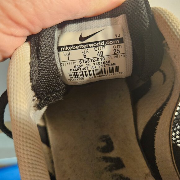 Nike Black and White Mid Distance Spike Shoes - Picture 5 of 5